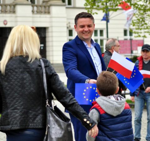 Nowoczesna rozdawała dzisiaj w centrum Radomia flagi Polski i Unii europejskiej